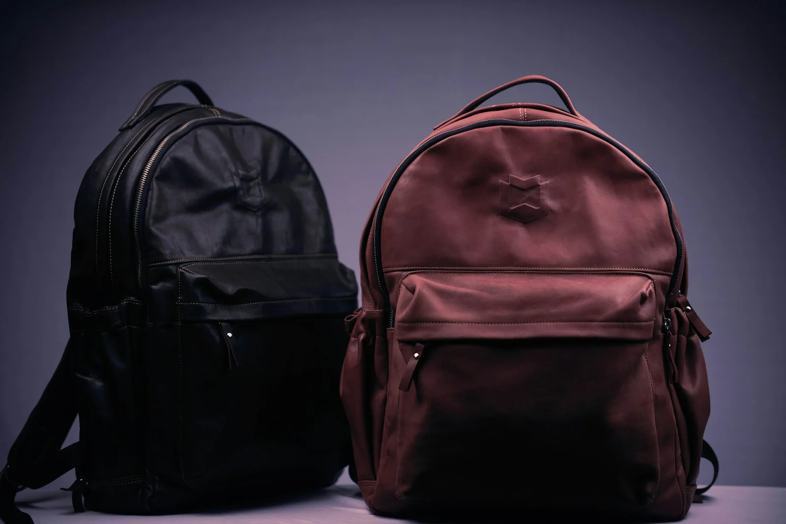 Due zaini morbidi affiancati per confrontare forme e tasche