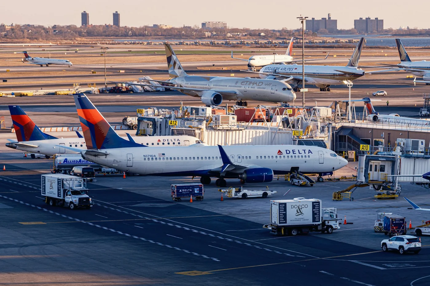 Flugzeuge verschiedener Gesellschaften auf einem Flughafenvorfeld