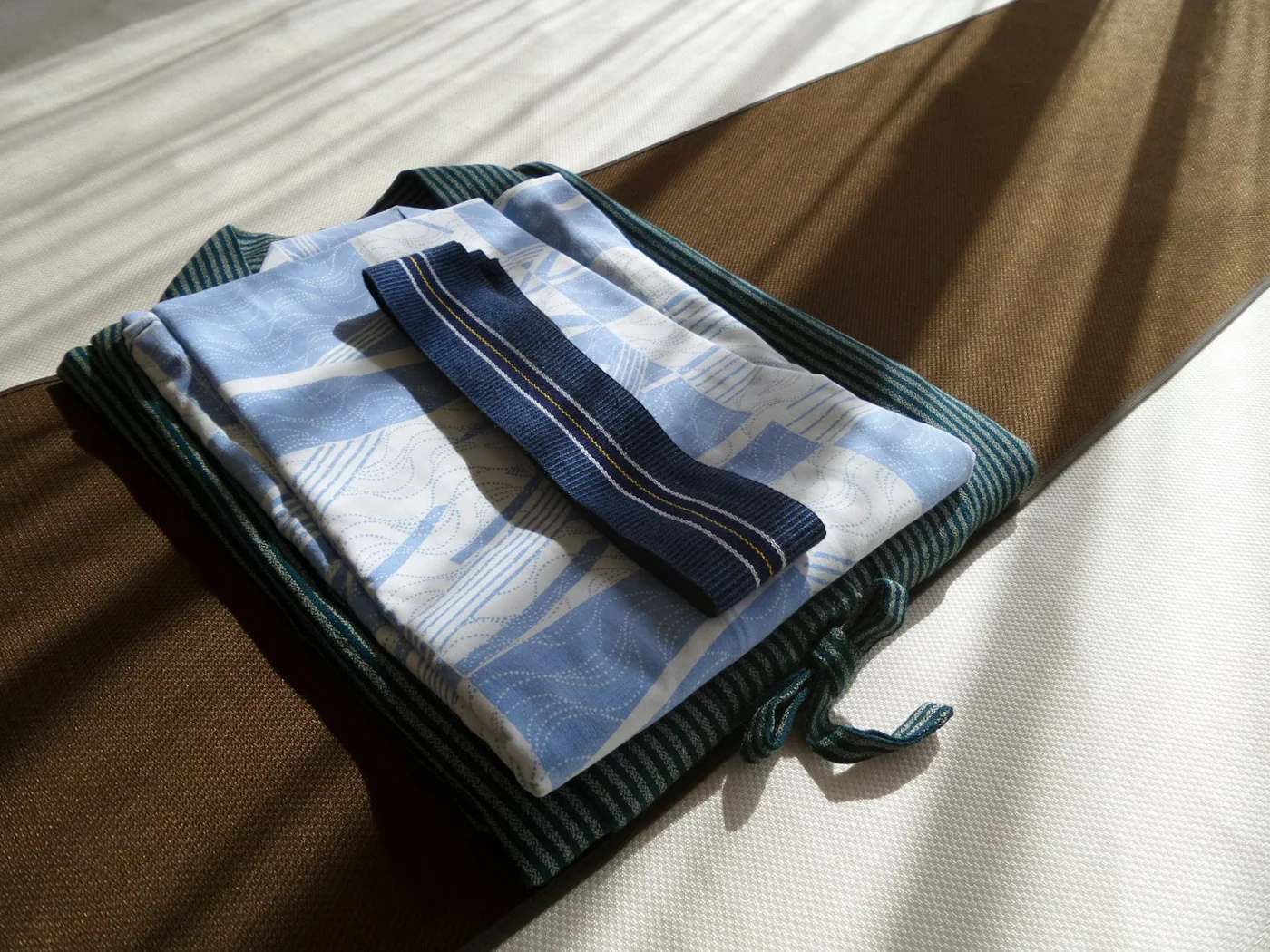 Erst Kleidung auswählen, statt die Tasche wahllos zu füllen.