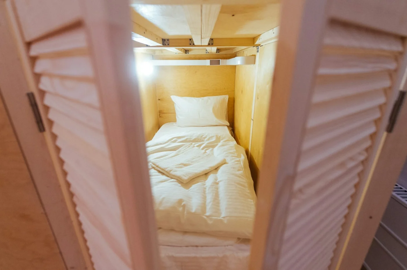 Einzelner Schlafplatz mit Vorhängen in einem Hostel
