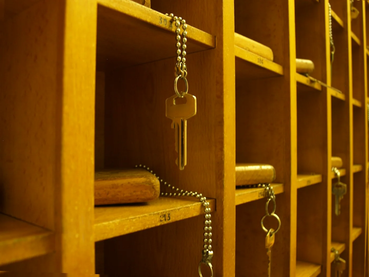 Schließfächer und Schließsystem vor der Buchung prüfen.