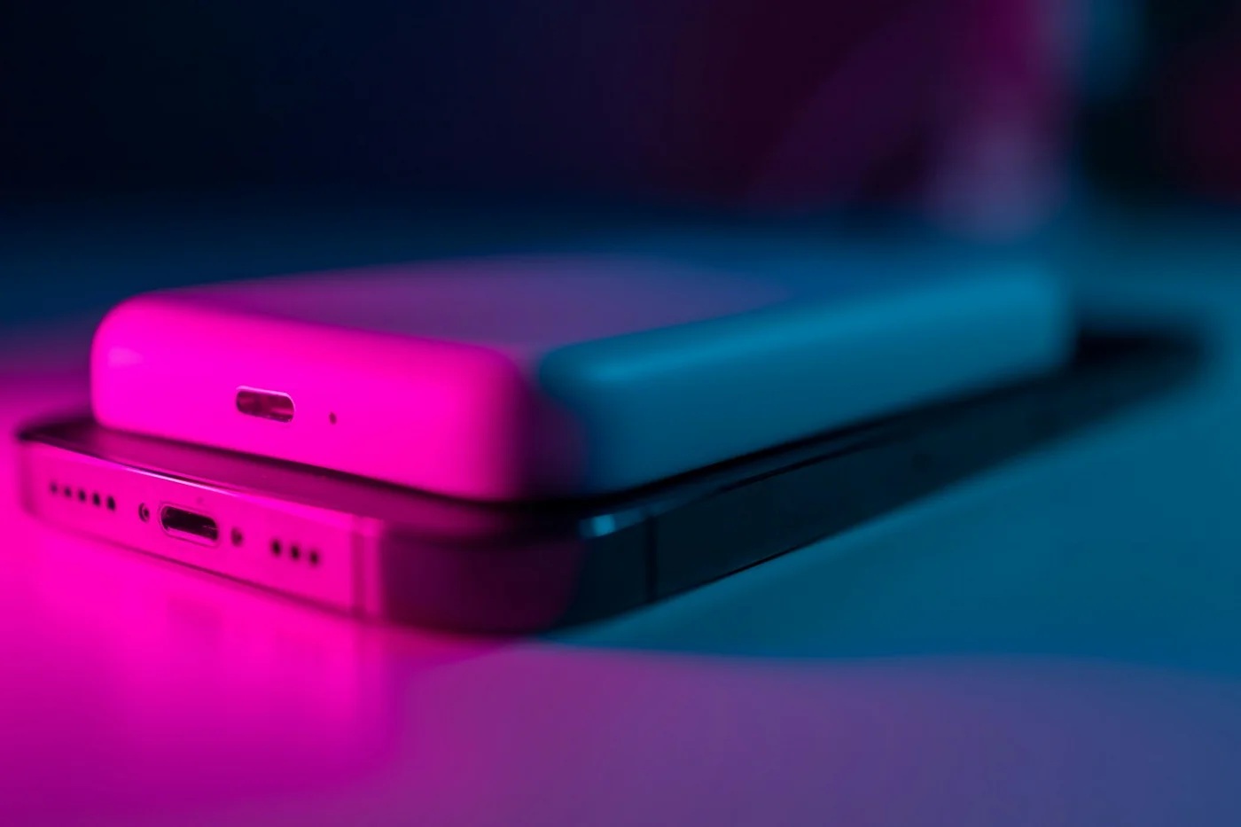 Twee powerbanks met zichtbare aansluitingen, buiten de selectie