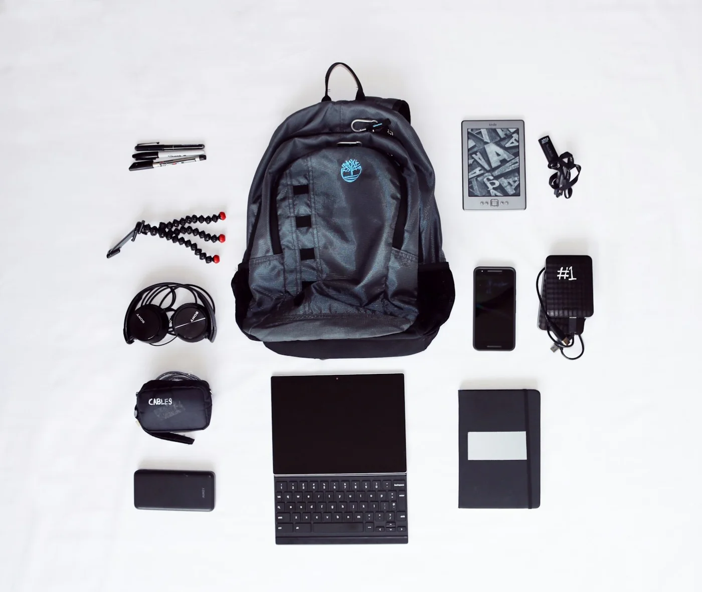 Rucksack, Computer und Zubehör ausgelegt, außerhalb der Auswahl